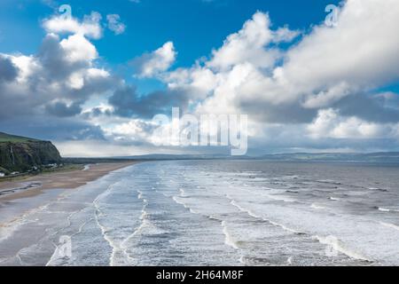 Vue aérienne de la plage de Downhill sur la côte du comté d'Antrim - Irlande du Nord. Banque D'Images