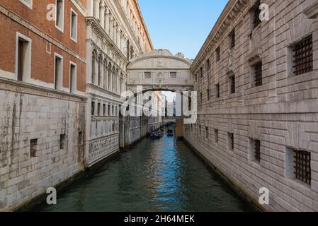 Vieux pont des Soupirs (Ponte dei Sospiri) dans le paysage urbain en début de matinée.Venise, Italie Banque D'Images