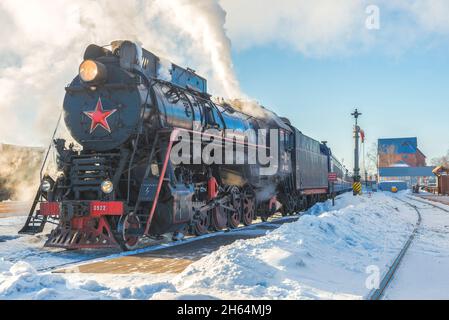 SORTAVALA, RUSSIE - 10 MARS 2021 : train rétro 'Ruskeala Express' à la plate-forme, le matin ensoleillé de mars