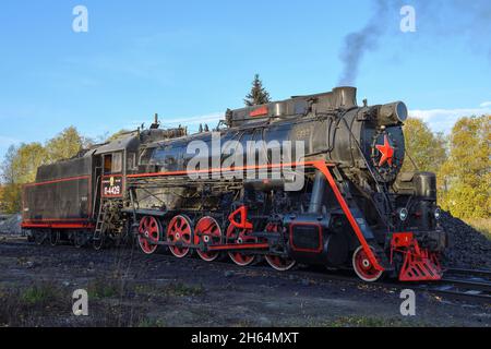 SORTAVALA, RUSSIE - 24 OCTOBRE 2021 : locomotive de fret principale soviétique de la série L (L-4429, Lebedyanka) sur les voies de rechange de la station de Sortavala Banque D'Images