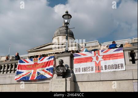 Londres, Royaume-Uni.9 octobre 2021.Les partisans du protocole anti-Irlande du Nord marchent vers Downing Street contre la frontière maritime irlandaise Banque D'Images