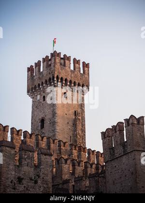 Tour du château de Sirmione Scaliger ou main Keep avec le drapeau de l'Italie Banque D'Images