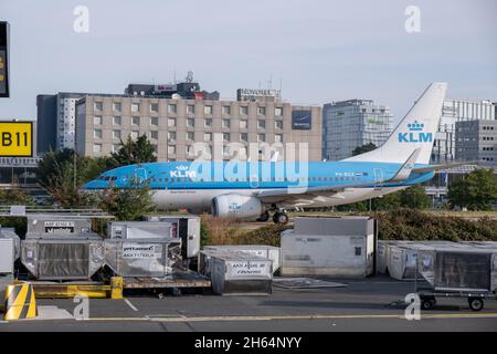 Paris, France - 13 septembre 2021 : passage de KLM Airpane devant les hôtels de l'aéroport Charles de Gaule Banque D'Images