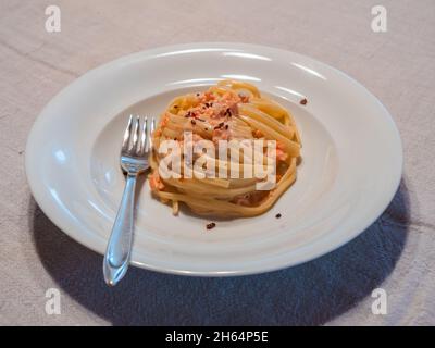 Saumon Linguini ou pâtes al Salmone con Panna avec piment Peperoncini et sauce à la crème Banque D'Images