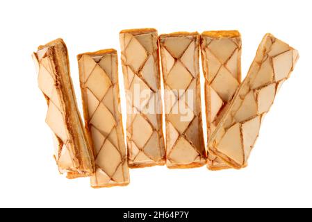 Biscuit Sfogliatine, biscuits de pâte feuilletée émaillée.Dessert italien isolé sur blanc, vue de dessus Banque D'Images