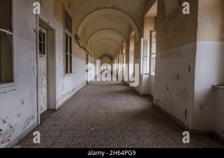 long couloir dans les anciennes casernes abandonnées Banque D'Images