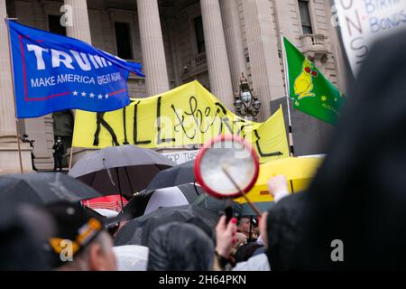 Melbourne, Australie.13 novembre 2021.Des pancartes et des lapts à l'avant-propos des marches du Parlement lors d'une protestation du gouvernement anti-Andrew contre les marches du Parlement d'État à Melbourne.Des milliers de manifestants ont enduré la pluie pour lutter contre les mandats de vaccination ainsi que contre le projet de loi draconien sur la pandémie du gouvernement Andrews.Crédit : Dave Helison/Speed Media/Alamy Live News Banque D'Images