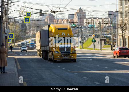 Le vieux camion Freightliner jaune se déplace dans la rue centrale de Tula, Russie Banque D'Images