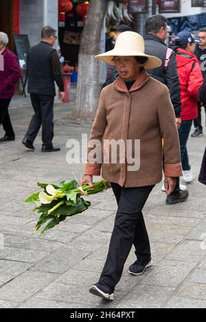 DALI, CHINE.Février 2019.Les femmes se promènent autour du marché Banque D'Images