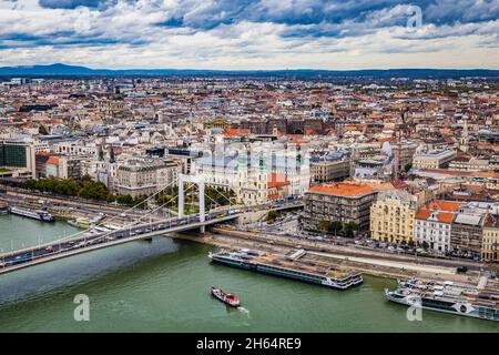 Vue panoramique d'automne de la colline Gellert au côté Pest de Budapest et du pont Elisabeth et du Danube par temps orageux.Budapest, Hongrie.Magnifique Banque D'Images