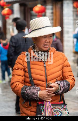 DALI, CHINE.Février 2019.Les femmes se promènent autour du marché Banque D'Images