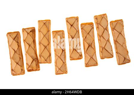 Biscuit Sfogliatine, biscuits de pâte feuilletée émaillée.Dessert italien isolé sur blanc, vue de dessus Banque D'Images