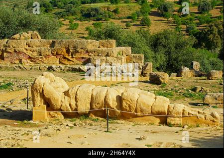Italie, Sicile, Agrigento, Vallée des temples, Valle dei Templi, zone archéologique, statue de Telamone Banque D'Images