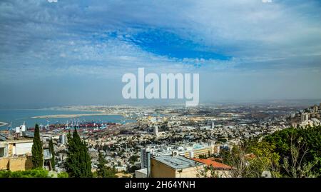 Haïfa, Israël - octobre 2018 : vue panoramique du port de Haïfa, avec le centre-ville de Haïfa, le port, la zone industrielle dans une journée ensoleillée d'été. Banque D'Images