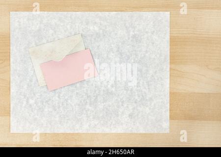 Modèles de cartes d'invitation à un mariage sur le bureau en bois Banque D'Images