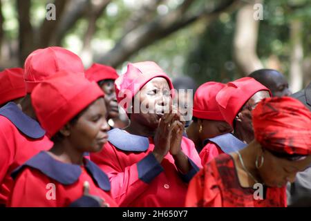 Les femmes sont vues prier sur la place de l'unité africaine pendant les vacances de Pâques.De nombreuses églises se rassemblent sur la place pendant les vacances de Pâques.Zimbabwe. Banque D'Images