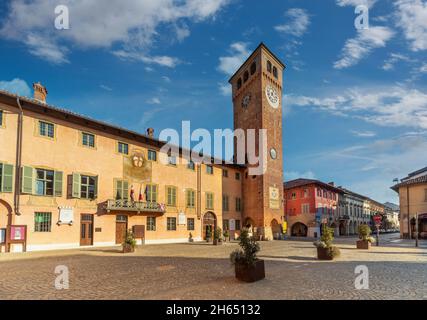 Cherasco, Cuneo, Piémont, Italie - 27 octobre 2021: Hôtel de ville avec armoiries de ville en plein air et la tour civique dans la via Vittorio Emanuele II dans la ce Banque D'Images