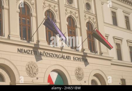 Façade du bâtiment principal du Nemzeti Kozszolgalati Egyetem (Université de la fonction publique), Ludovika ter (place Ludovika), Budapest, Hongrie Banque D'Images