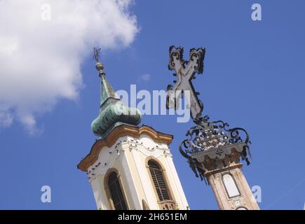 Croix de peste (pestis-kereszt), FO Ter (place FO), avec l'église orthodoxe serbe Blagovestenska derrière, Szentendre, près de Budapest, Hongrie Banque D'Images