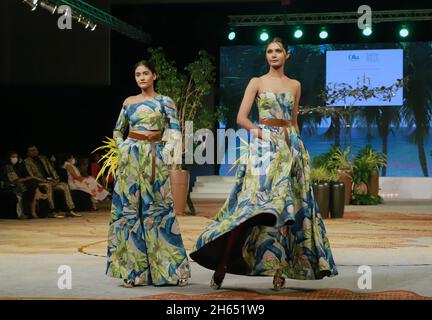 Colombo, Sri Lanka.12 novembre 2021.Les modèles présentent des créations durant la semaine de natation de la Colombo Fashion week (CFW) à Colombo, Sri Lanka, le 12 novembre 2021.La semaine de natation de la CFW Colombo, prévue les 12 et 13 novembre dans la capitale nationale Colombo, présentera des œuvres créées par 11 designers locaux.Crédit: Ajith Perera/Xinhua/Alamy Live News Banque D'Images