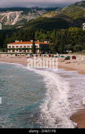 Mousse de mer sur la plage royale près de Villa Milocer.Monténégro Banque D'Images