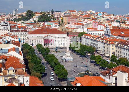 Lisbonne, Portugal.Praca Dom Pedro IV, communément connu sous le nom de Rossio.Le bâtiment blanc est le Théâtre national, Teatro Nacional Dona Maria IILe colum Banque D'Images