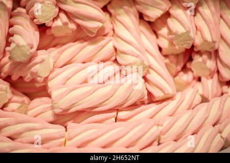 Bâtons de guimauves de bonbons roses. Fond de bonbons de gelée. Banque D'Images