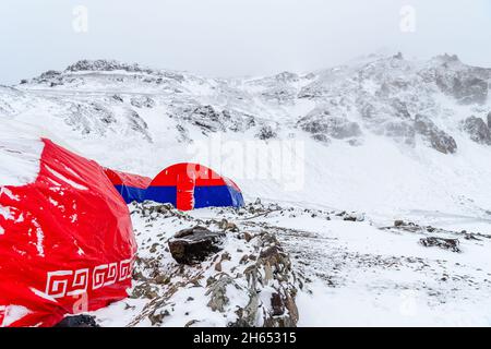 Tentes de montagne dans le camp de base d'Aconcagua 'Plaza de Mulas' après la tempête de neige, Argentine Banque D'Images