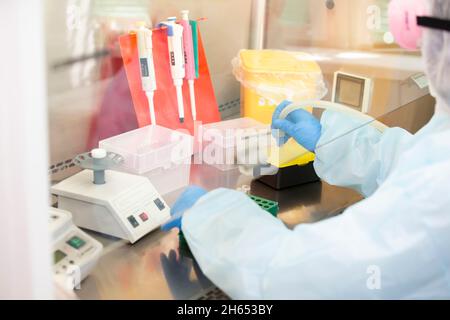 31 mai 2021.Biélorussie, la ville de Gomil.Hôpital des maladies infectieuses.Médecin assistant de laboratoire dans le laboratoire des maladies infectieuses examine le Banque D'Images