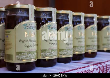 Athènes, Grèce - 05 novembre 2021 Festival du miel dans le parc d'Athènes, dégustation et vente de bocaux de différents miel produits en Grèce et en Crète, producteurs d'abeilles Banque D'Images