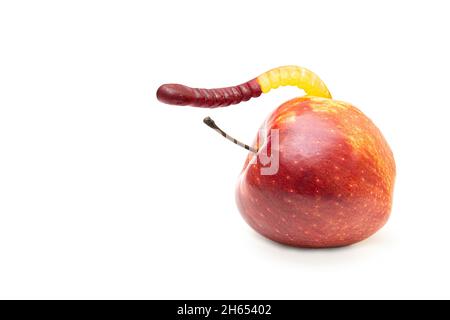 Pomme rouge avec un ver de bonbons isolé sur blanc Banque D'Images