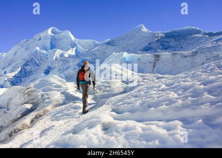 Randonneur adulte moyen sur la surface de glace du glacier Perito Moreno, parc national de Los Glaciares, Patagonie, Argentine Banque D'Images