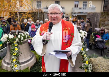 Bad Blankenburg, Allemagne.13 novembre 2021.Andreas Kämpf, curé paroissial, consacre les deux nouvelles cloches devant l'église Saint-Nikolai.Les deux nouvelles cloches ont été décorées à l'avance et conduits à travers la ville.Ils remplacent deux cloches en acier de presque 100 ans qui ne pouvaient plus être suspendues.Credit: Michael Reichel/dpa/Alay Live News Banque D'Images