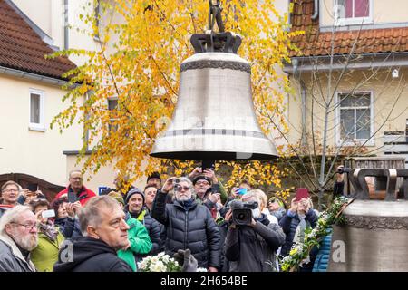 Bad Blankenburg, Allemagne.13 novembre 2021.Avec une grue, la première des deux nouvelles cloches est soulevée dans la tour de l'église Saint-Nikolai devant de nombreux spectateurs.Les deux nouvelles cloches ont été décorées avec soin et consacrées à l'avance et conduits à travers la ville.Ils remplacent deux cloches en acier de presque 100 ans qui ne pouvaient plus être suspendues.Credit: Michael Reichel/dpa/Alay Live News Banque D'Images