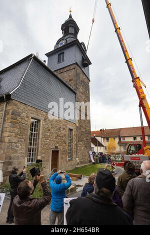 Bad Blankenburg, Allemagne.13 novembre 2021.Avec une grue, l'une des deux vieilles cloches est soulevée de la tour de l'église Saint-Nikolai devant de nombreux spectateurs.Les deux nouvelles cloches ont été décorées avec soin et consacrées à l'avance et conduits à travers la ville.Ils remplacent deux cloches en acier de presque 100 ans qui ne pouvaient plus être suspendues.Credit: Michael Reichel/dpa/Alay Live News Banque D'Images