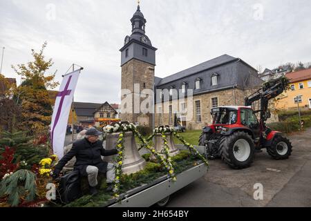 Bad Blankenburg, Allemagne.13 novembre 2021.Andreas Kämpf, curé paroissial, accompagne les deux nouvelles cloches devant l'église Saint-Nikolai.Les deux nouvelles cloches ont été décorées à l'avance et conduits à travers la ville.Ils remplacent deux cloches en acier de presque 100 ans qui ne pouvaient plus être suspendues.Credit: Michael Reichel/dpa/Alay Live News Banque D'Images