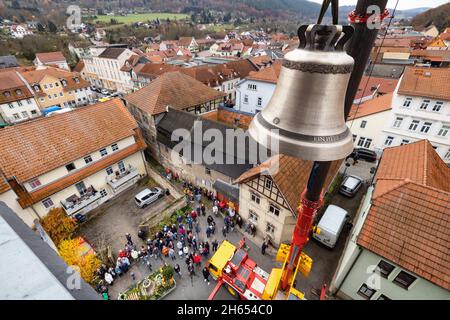 Bad Blankenburg, Allemagne.13 novembre 2021.Avec une grue, la première des deux nouvelles cloches est soulevée dans la tour de l'église Saint-Nikolai devant de nombreux spectateurs.Les deux nouvelles cloches ont été décorées avec soin et consacrées à l'avance et conduits à travers la ville.Ils remplacent deux cloches en acier de presque 100 ans qui ne pouvaient plus être suspendues.Credit: Michael Reichel/dpa/Alay Live News Banque D'Images