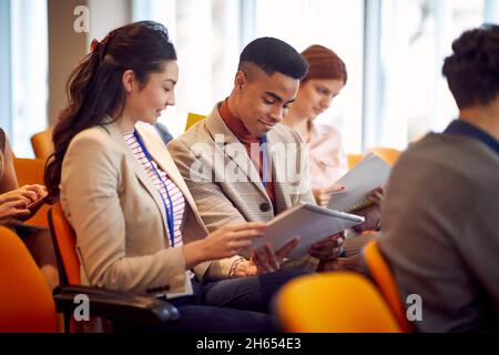 Homme souriant après une présentation bien faite au bureau. Banque D'Images