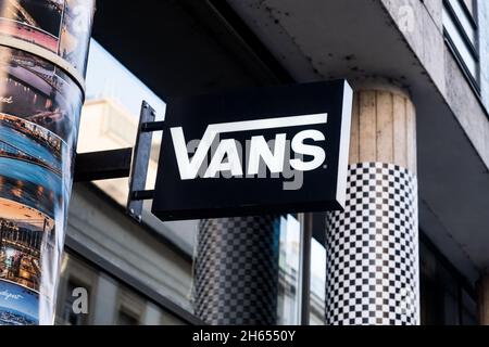 Budapest, Hongrie - 1er novembre 2021 : Vans Street Fashion Store, Editorial. Banque D'Images