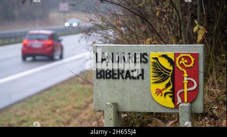 Biberach, Allemagne.13 novembre 2021.Stetten, Allemagne.13 novembre 2021.Une voiture freine sur l'autoroute fédérale B30 à côté d'une stèle marquant la frontière de la région à Biberach.A partir de samedi, la réglementation 2G avec de nombreuses restrictions d'accès pour les non vaccinés s'appliquera en grande partie dans le district de Biberach.Les mesures doivent durer jusqu'en novembre 24.Comme le nombre de cas Corona dans le comté de Biberach continue d'augmenter, l'État tire maintenant la corde.Dans la région où l'incidence est la plus élevée au pays, des coupes sévères sont en réserve, en particulier pour les non vaccinés.Crédit : Stefan Puchner/dpa/al Banque D'Images