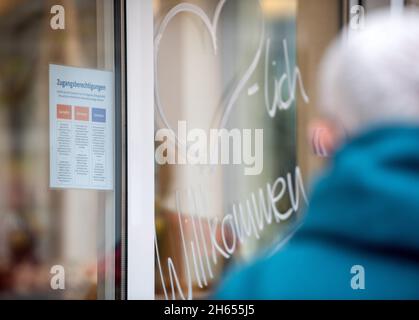 Biberach, Allemagne.13 novembre 2021.13 novembre 2021, Bade-Wurtemberg, Biberach an der Riß : à l'entrée d'une boulangerie, un panneau indique la règle 2G.A partir de samedi, la règle 2G avec de nombreuses restrictions d'accès pour les non vaccinés s'appliquera en grande partie dans le district de Biberach.Les mesures doivent être limitées jusqu'en novembre 24.Parce que le cas Corona dans le cercle Biberach continue d'augmenter, le pays tire maintenant la ripse.Dans la région où l'incidence est la plus élevée au pays, des coupes sévères sont en réserve, en particulier pour les non vaccinés.Photo: Stefan Puchner/dpa crédit: dpa pict Banque D'Images