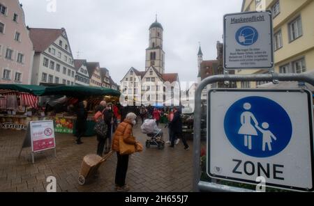 Biberach, Allemagne.13 novembre 2021.13 novembre 2021, Bade-Wurtemberg, Biberach an der Riß: Sur le marché, un panneau indique l'obligation de masque.A partir de samedi, la réglementation 2G avec de nombreuses restrictions d'accès pour les non vaccinés s'appliquera en grande partie dans le district de Biberach.Les mesures doivent être limitées jusqu'en novembre 24.Parce que le cas Corona dans le cercle Biberach continue d'augmenter, le pays tire maintenant la ripse.Dans la région où l'incidence est la plus élevée au pays, des coupes sévères sont en réserve, en particulier pour les non vaccinés.Photo: Stefan Puchner/dpa crédit: dp Banque D'Images