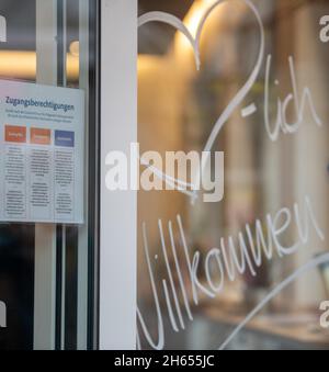 Biberach, Allemagne.13 novembre 2021.13 novembre 2021, Bade-Wurtemberg, Biberach an der Riß : à l'entrée d'une boulangerie, un panneau indique la règle 2G.A partir de samedi, la règle 2G avec de nombreuses restrictions d'accès pour les non vaccinés s'appliquera en grande partie dans le district de Biberach.Les mesures doivent être limitées jusqu'en novembre 24.Parce que le cas Corona dans le cercle Biberach continue d'augmenter, le pays tire maintenant la ripse.Dans la région où l'incidence est la plus élevée au pays, des coupes sévères sont en réserve, en particulier pour les non vaccinés.Photo: Stefan Puchner/dpa crédit: dpa pict Banque D'Images