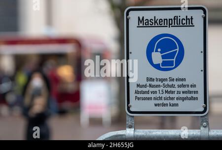 Biberach, Allemagne.13 novembre 2021.13 novembre 2021, Bade-Wurtemberg, Biberach an der Riß: À l'entrée de la zone piétonne, un panneau indique que les masques sont obligatoires.A partir de samedi, la réglementation 2G avec de nombreuses restrictions d'accès pour les non vaccinés s'appliquera en grande partie dans le district de Biberach.Les mesures doivent être limitées jusqu'en novembre 24.Parce que le cas Corona dans le cercle Biberach continue d'augmenter, le pays tire maintenant la ripse.Dans la région où l'incidence est la plus élevée au pays, des coupes sévères sont en réserve, en particulier pour les non vaccinés.Photo: Stef Banque D'Images