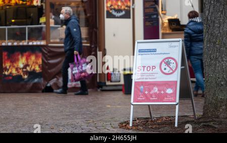 Biberach, Allemagne.13 novembre 2021.13 novembre 2021, Bade-Wurtemberg, Biberach an der Riß: Sur le marché, un panneau indique les règles de conduite.A partir de samedi, la réglementation 2G avec de nombreuses restrictions d'accès pour les non vaccinés s'appliquera en grande partie dans le district de Biberach.Les mesures doivent être limitées jusqu'en novembre 24.Parce que le cas Corona dans le cercle Biberach continue d'augmenter, le pays tire maintenant la ripse.Dans la région où l'incidence est la plus élevée au pays, des coupes sévères sont en réserve, en particulier pour les non vaccinés.Photo: Stefan Puchner/dpa crédit: dpa pi Banque D'Images