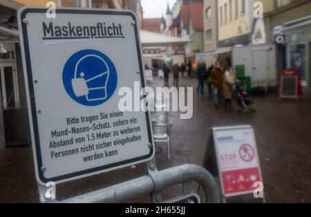 Biberach, Allemagne.13 novembre 2021.13 novembre 2021, Bade-Wurtemberg, Biberach an der Riß: À l'entrée de la zone piétonne, un panneau indique que les masques sont obligatoires.A partir de samedi, la réglementation 2G avec de nombreuses restrictions d'accès pour les non vaccinés s'appliquera en grande partie dans le district de Biberach.Les mesures doivent être limitées jusqu'en novembre 24.Parce que le cas Corona dans le cercle Biberach continue d'augmenter, le pays tire maintenant la ripse.Dans la région où l'incidence est la plus élevée au pays, des coupes sévères sont en réserve, en particulier pour les non vaccinés.Photo: Stef Banque D'Images