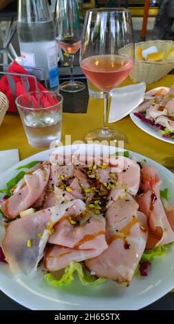 Salade pastrami et pistache fraîche avec vin de rose, Parme Italie Banque D'Images