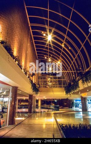 Eastgate International Shopping Centre, jour d'ouverture du plus grand complexe commercial intérieur de l'époque, Basildon, Essex, Angleterre - 9 septembre 1985 Banque D'Images