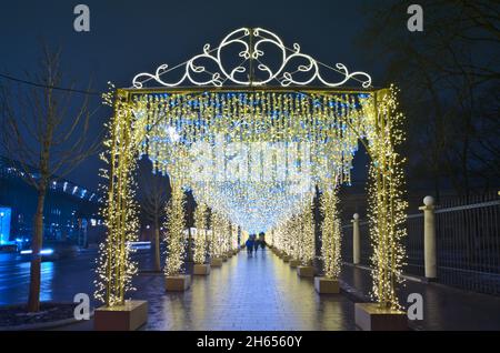 Lumières tunnel lumineux sur la rue de Moscou - nouvel an et décoration de Noël. Banque D'Images