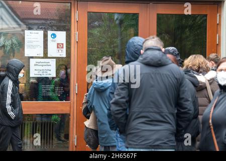 Biberach, Allemagne.13 novembre 2021.13 novembre 2021, Bade-Wurtemberg, Biberach an der Riß : de nombreuses personnes se tiennent devant le centre de vaccination de la mairie.A partir de samedi, la réglementation 2G avec de nombreuses restrictions d'accès pour les non vaccinés s'appliquera en grande partie dans le district de Biberach.Les mesures doivent être limitées jusqu'en novembre 24.Comme le nombre de cas Corona dans le comté de Biberach continue d'augmenter, l'État tire maintenant la corde.Dans la région où l'incidence est la plus élevée au pays, des coupes sévères sont en réserve, en particulier pour les non vaccinés.Photo: Stefan Puchne Banque D'Images